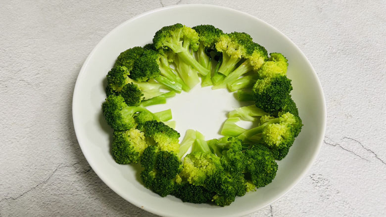 西兰花炒牛肉,将西兰花码入盘中,摆出你喜欢的样子
