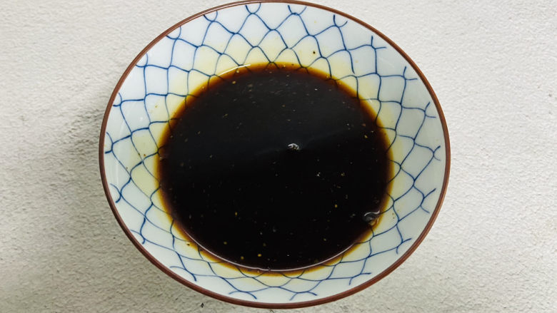 西兰花炒牛肉,酱汁:一勺<a style='color:red;display:inline-block;' href='/shicai/ 762'>老抽</a>、料酒、适量的黑胡椒粉、白糖、鸡精、生粉、清水调匀