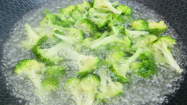 西兰花炒牛肉,锅中加入清水大火烧开加入适量盐和食用油,倒入西兰花焯烫3-5分钟
