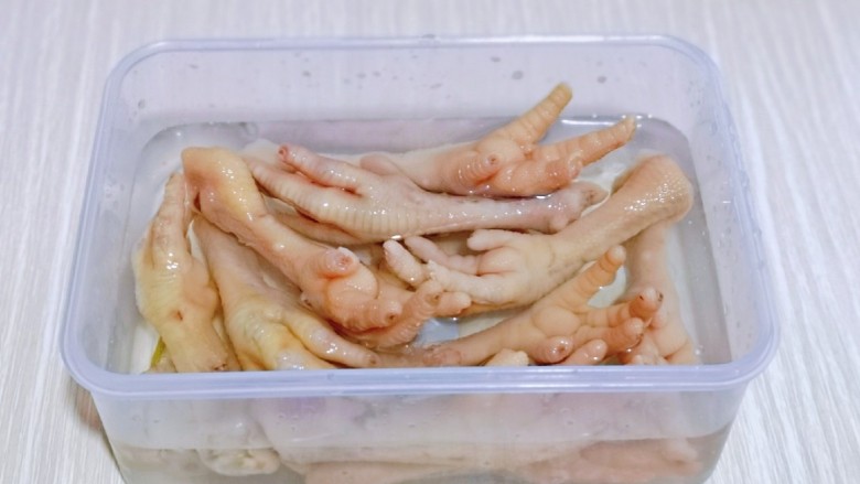 百香果柠檬鸡爪,从冰箱取出准备好的冰水,放入鸡爪,泡10分钟。(这样口感更好,还有就是好去骨)