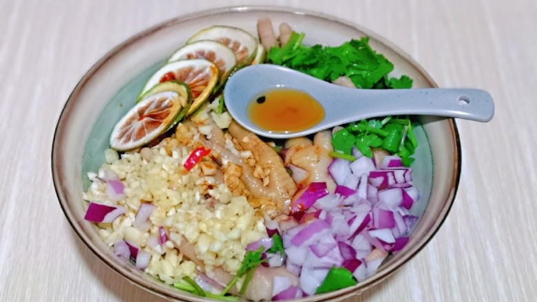 百香果柠檬鸡爪,再淋上一泡果醋,百香果口味。(香醋也可以,根据个人喜好来)