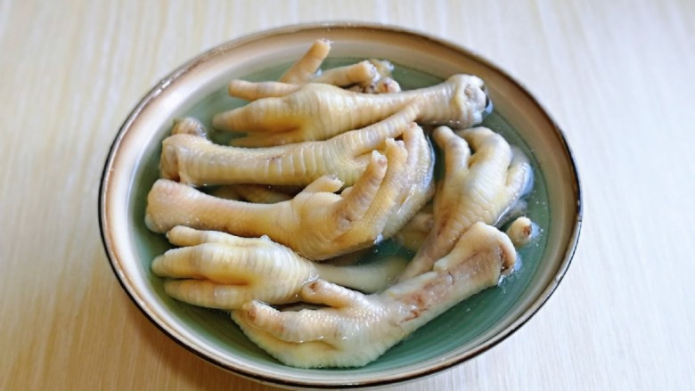 香辣卤鸡爪,煮好后捞出用冷水反复冲洗,再冷水中泡5分钟。