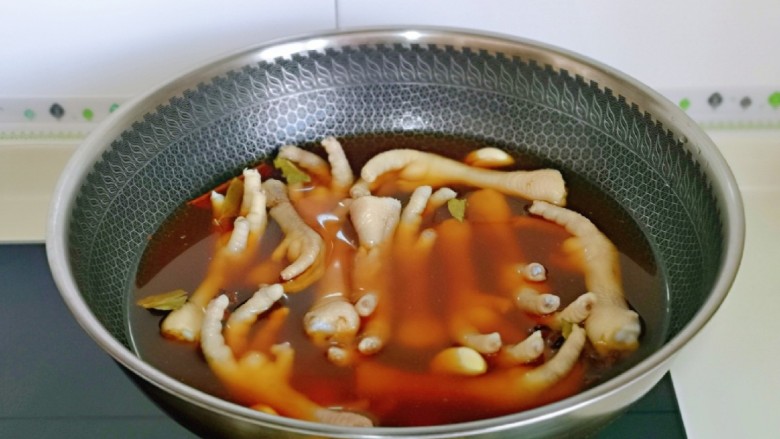 香辣卤鸡爪,把调味料倒入锅中,加入纯净水,放入凤爪,水量没过凤爪为佳。