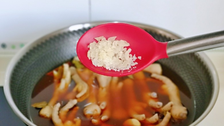香辣卤鸡爪,再加入<a style='color:red;display:inline-block;' href='/shicai/ 866'>冰糖</a>,不喜欢可以少放,建议不能不放。