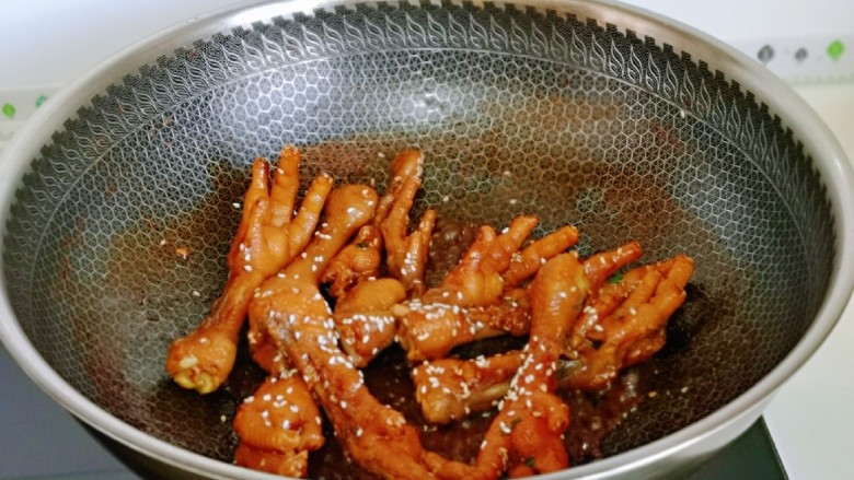 香辣卤鸡爪,按个人口味加入,大火收汁,浓稠时撒上<a style='color:red;display:inline-block;' href='/shicai/ 141911'>熟白芝麻</a>,翻炒均匀即可出锅。