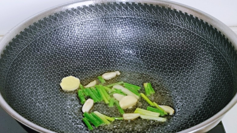 凉拌鸡胗,起油锅,加入葱姜蒜煸炒出香味。