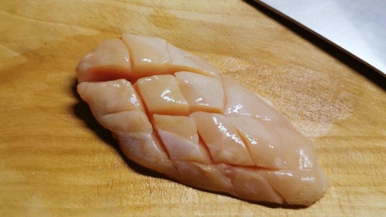 照烧鸡胸肉,<a style='color:red;display:inline-block;' href='/shicai/ 101'>鸡胸肉</a>处理干净 切网格花刀