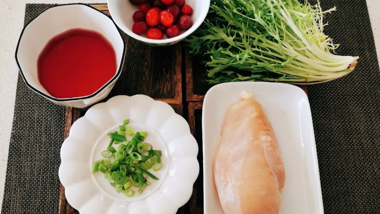 照烧鸡胸肉,食材准备好 <a style='color:red;display:inline-block;' href='/shicai/ 3232'>香葱</a>切小圈