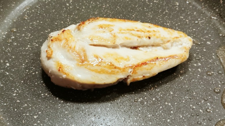 照烧鸡胸肉,慢慢煎至一面定型并有了焦黄色 翻另一面继续煎制,完全成熟后出锅装盘备用