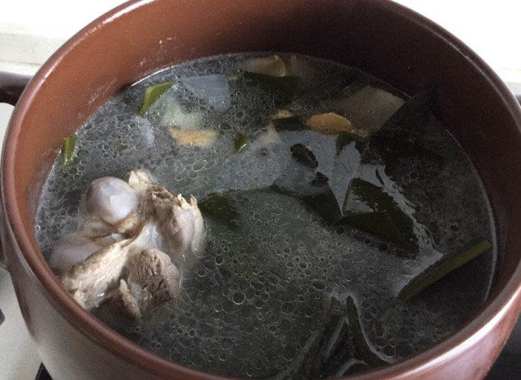 海带筒骨汤,加入刚刚准备好的海带煮开,继续转小火慢慢炖。