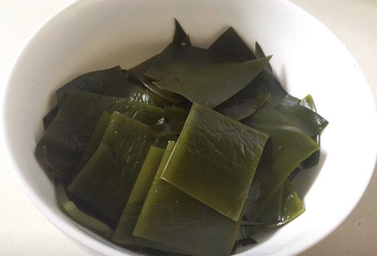 海带筒骨汤,切成需要的大小,我一般切成方块。