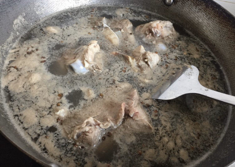 海带筒骨汤,大概煮3-5分钟即可关火。肉里的血沫还是很多哈,焯水这一步是必不可少的。