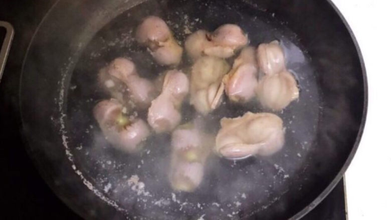 凉拌鸡胗,鸡胗冷水下锅,水开后焯水3分钟