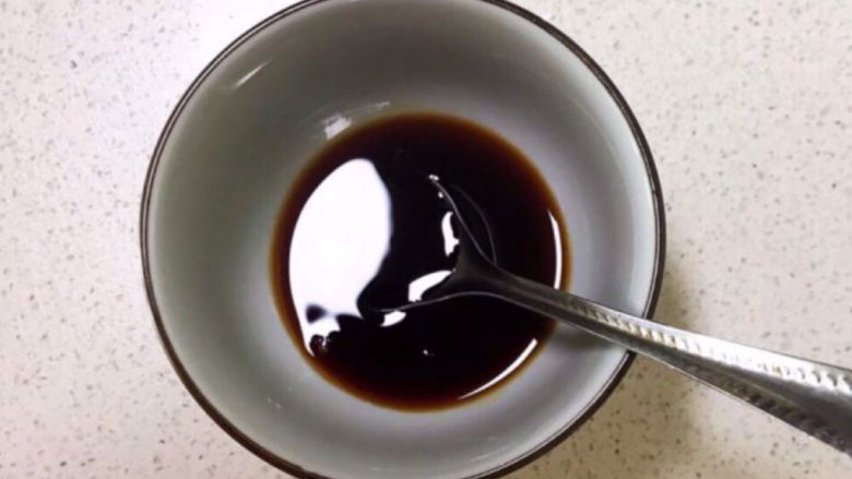 凉拌鸡胗,调制碗汁:碗里加入生抽