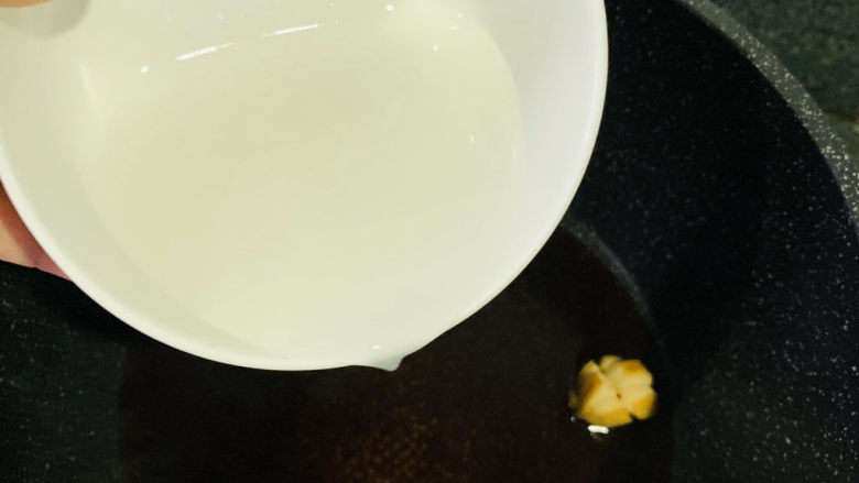 鲍鱼捞饭,加入淀粉汁;