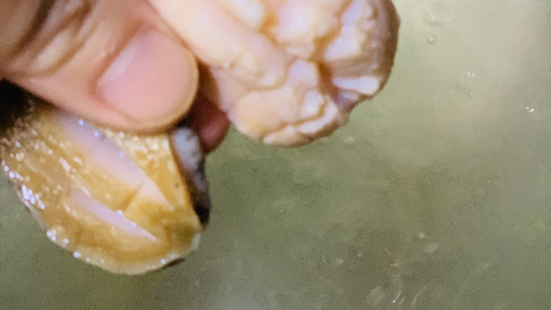 鲍鱼捞饭,鲍鱼放下去,捞下;