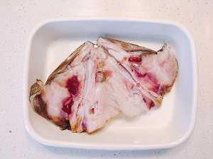 剁椒鸦片鱼头,从鱼脸向鱼后脑勺的方向切两半,不用切断。