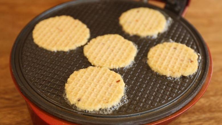 粗粮薄脆饼【小米桃酥】营养酥脆,盖上上盖,最高温烘烤2-3分钟取出