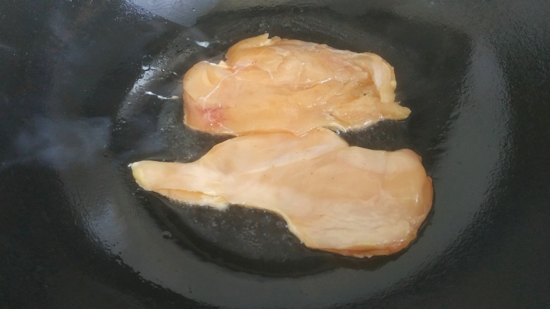 照烧鸡胸肉,锅中放入适量<a style='color:red;display:inline-block;' href='/shicai/ 857'>植物油</a>,放入鸡胸肉