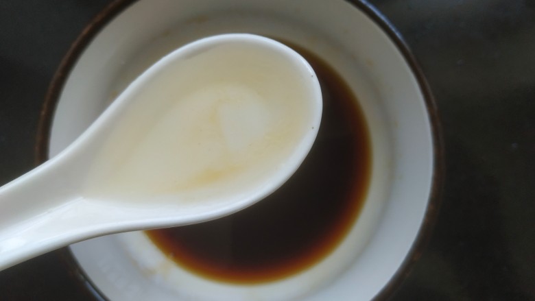 照烧鸡胸肉,4勺清水,调匀
