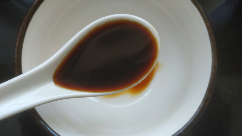照烧鸡胸肉,拿一个小碗准备照烧汁,加入两勺<a style='color:red;display:inline-block;' href='/shicai/ 788'>生抽</a>