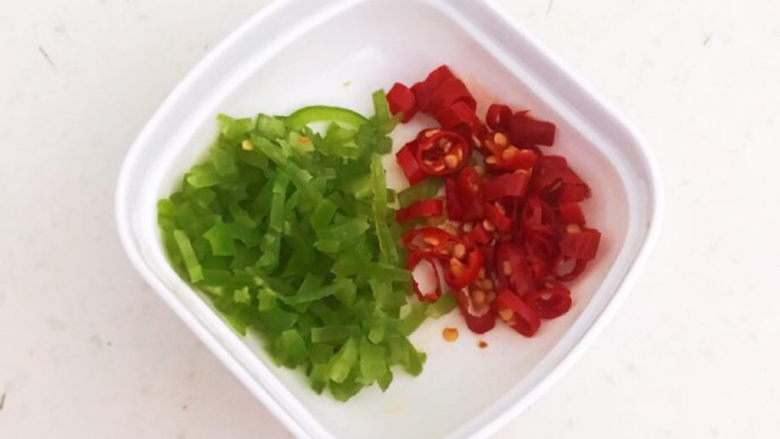 西兰花炒牛肉,尖椒切成丝,小米辣切成丁