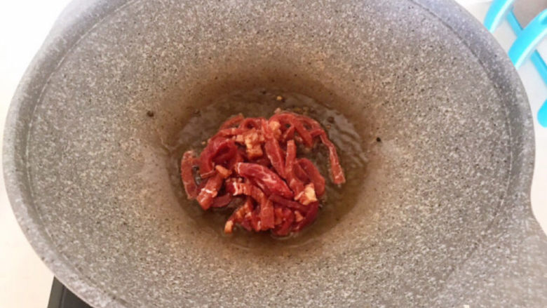西兰花炒牛肉,炒锅烧热后加<a style='color:red;display:inline-block;' href='/shicai/ 851'>橄榄油</a>,油烧热后加入牛肉丝