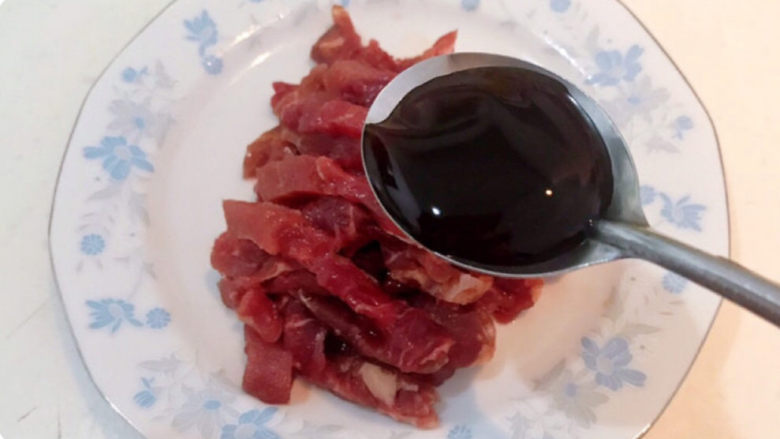 西兰花炒牛肉,把<a style='color:red;display:inline-block;' href='/shicai/ 216'>牛肉</a>切成条，加入<a style='color:red;display:inline-block;' href='/shicai/ 721'>蚝油</a>，加入<a style='color:red;display:inline-block;' href='/shicai/ 512'>玉米淀粉</a>