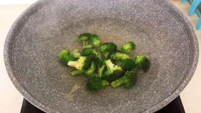 西兰花炒牛肉,水烧开后加入几滴玉米油,加入西蓝花焯水1分钟