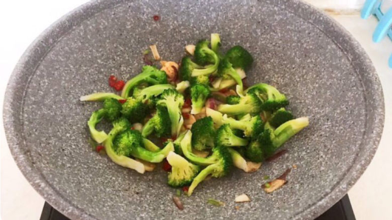 西兰花炒牛肉,加入西蓝花,翻炒均匀