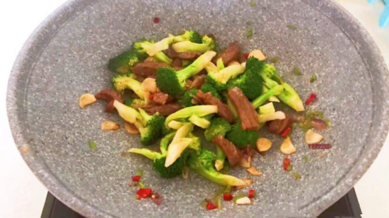 西兰花炒牛肉,加入牛肉丝,翻炒均匀