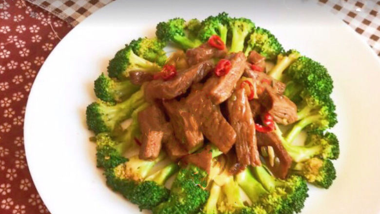 西兰花炒牛肉,西蓝花炒牛肉口感独特,西蓝花脆爽,牛肉嫩滑,非常完美~