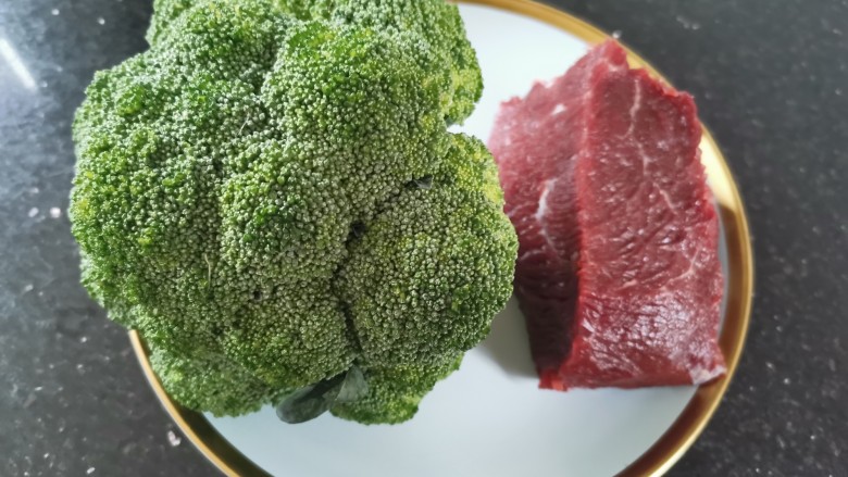 西兰花炒牛肉,准备好食材