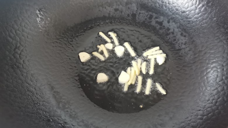 西兰花炒牛肉,另起锅,油热放入姜丝蒜片爆香