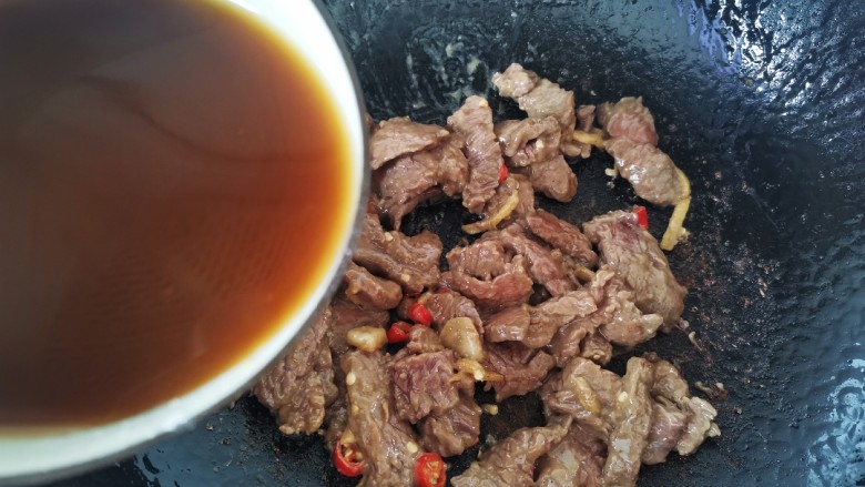 西兰花炒牛肉,倒入料汁翻炒均匀,烧开焖煮3分钟