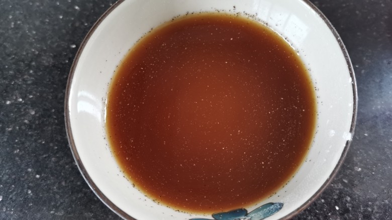 西兰花炒牛肉,料汁:生抽,蚝油,白糖,黑胡椒粉,鸡精,生粉,清水搅拌成料汁备用
