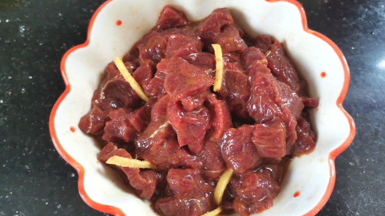 西兰花炒牛肉,牛肉里加入<a style='color:red;display:inline-block;' href='/shicai/ 718'><a style='color:red;display:inline-block;' href='/shicai/ 718'>料酒</a></a>，<a style='color:red;display:inline-block;' href='/shicai/ 788'><a style='color:red;display:inline-block;' href='/shicai/ 788'>生抽</a></a>，<a style='color:red;display:inline-block;' href='/shicai/ 3729'><a style='color:red;display:inline-block;' href='/shicai/ 3729'>白糖</a></a>，<a style='color:red;display:inline-block;' href='/shicai/ 134340'><a style='color:red;display:inline-block;' href='/shicai/ 134340'>黑胡椒粉</a></a>，<a style='color:red;display:inline-block;' href='/shicai/ 721'><a style='color:red;display:inline-block;' href='/shicai/ 721'>蚝油</a></a>，姜丝，<a style='color:red;display:inline-block;' href='/shicai/ 756'><a style='color:red;display:inline-block;' href='/shicai/ 756'>鸡精</a></a>，生粉腌制30分钟