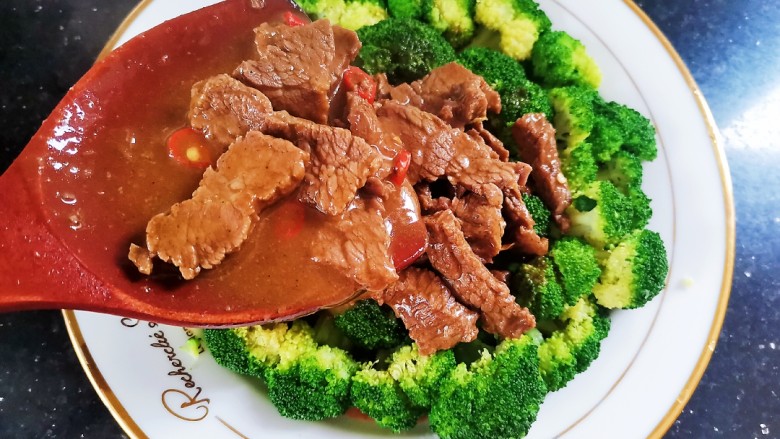 西兰花炒牛肉,烧好装入西兰花盘中,汤汁一起倒入