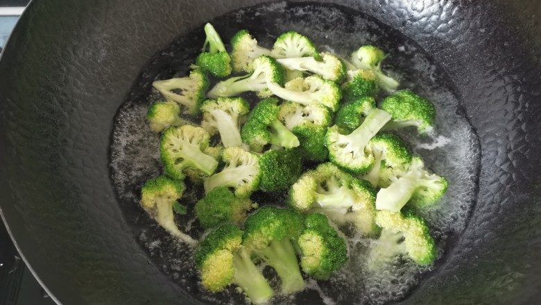 西兰花炒牛肉,锅里水烧开加入少许盐,几滴油放入西兰花焯水三分钟