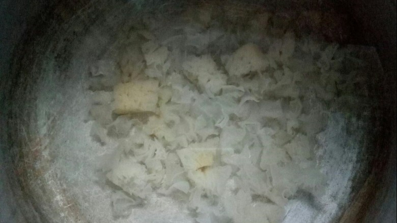 银耳枇杷香米粥,锅中加水放银耳大火煮。