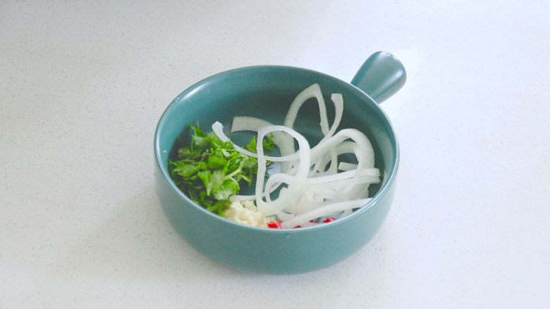 手撕鸡胸肉,在碗中倒入蒜末 小米辣 香菜 <a style='color:red;display:inline-block;' href='/shicai/ 29'>洋葱</a>