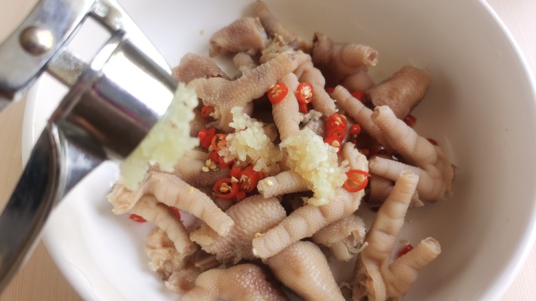 百香果柠檬鸡爪,鸡爪控水,放入大碗里,加入小米辣和蒜末。