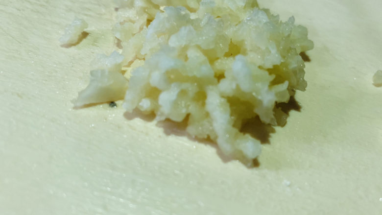 凉拌鸡胗,蒜瓣压沫;