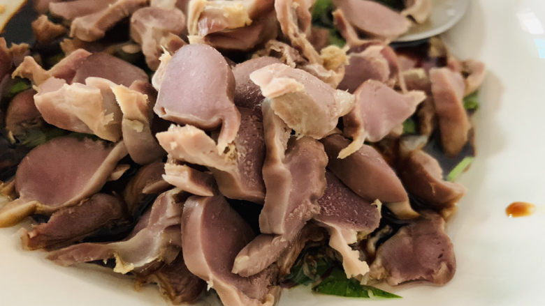 凉拌鸡胗,把刚才煮熟的鸡胗剪片,搅拌均匀料汁;