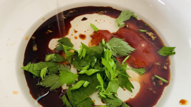 凉拌鸡胗,芹菜剪碎;