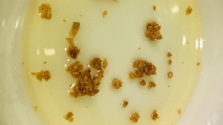 凉拌鸡胗,把熟蒜香油,倒入碗内;
