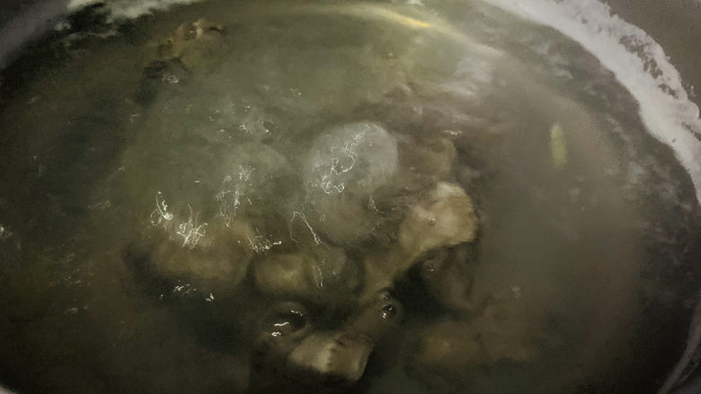 凉拌鸡胗,大火煮开;