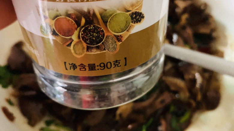 凉拌鸡胗,加<a style='color:red;display:inline-block;' href='/shicai/ 141765'>熟芝麻</a>;
