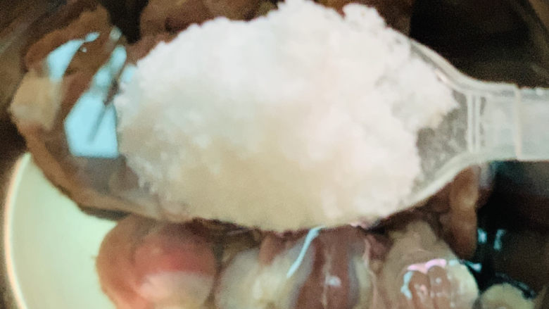 凉拌鸡胗,在加盐和料酒,搓洗;