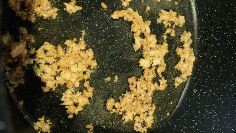 凉拌鸡胗,转小火,炒焦香;